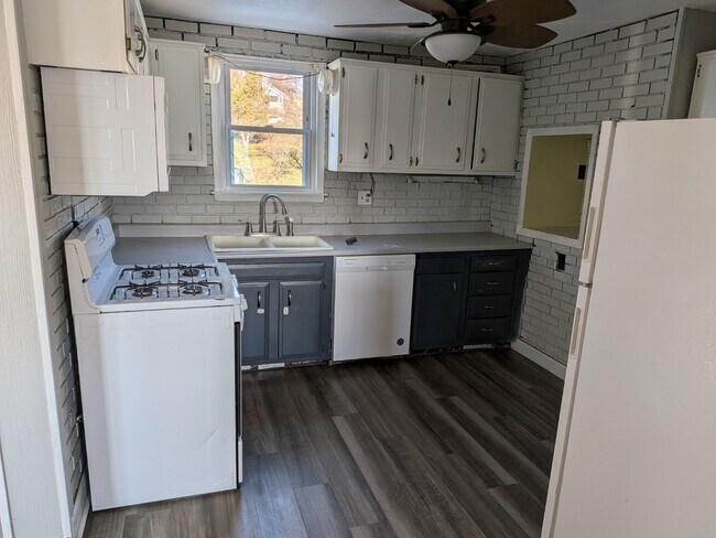 Foto del edificio - 3 Bedroom 1.5 Bathroom with garage