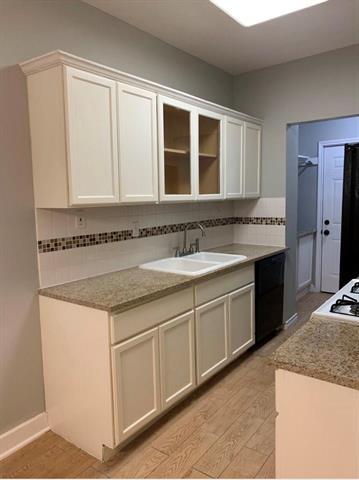 Building Photo - 200 E 12th St