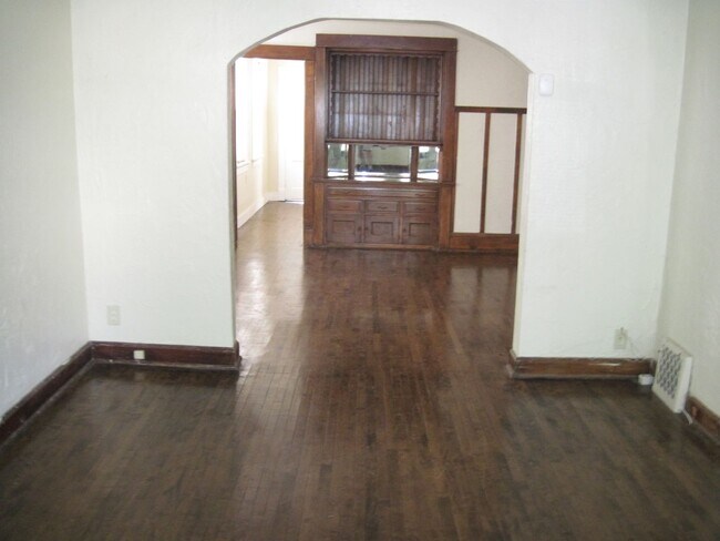 Foto del edificio - 2579 N Frederick Ave