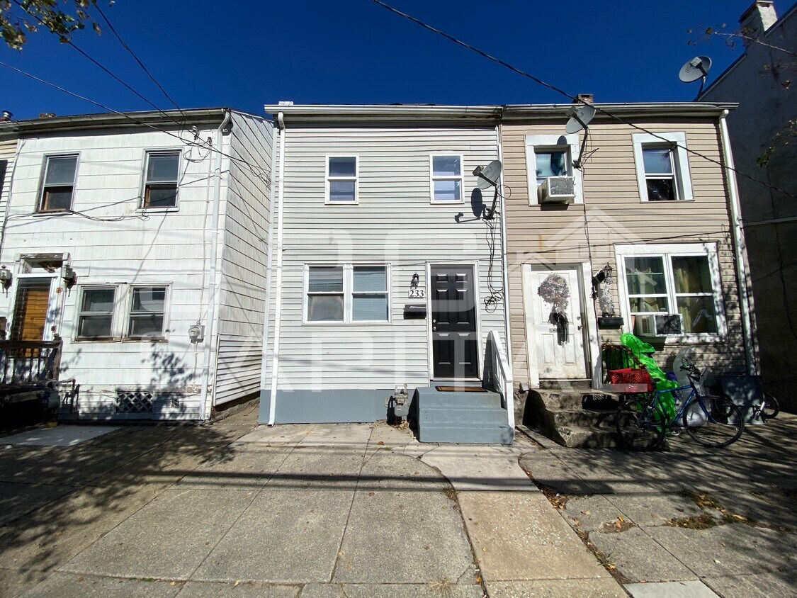 Foto principal - 233 E College Ave