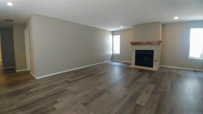 Building Photo - 6518/6520 E 90th St