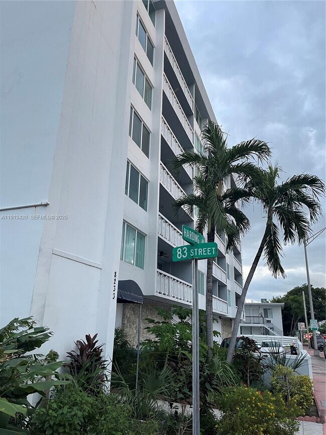 Foto del edificio - 8233 Harding Ave