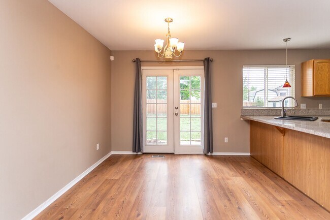 Foto del edificio - Exceptional 4-Bedroom Home with Cozy Firep...