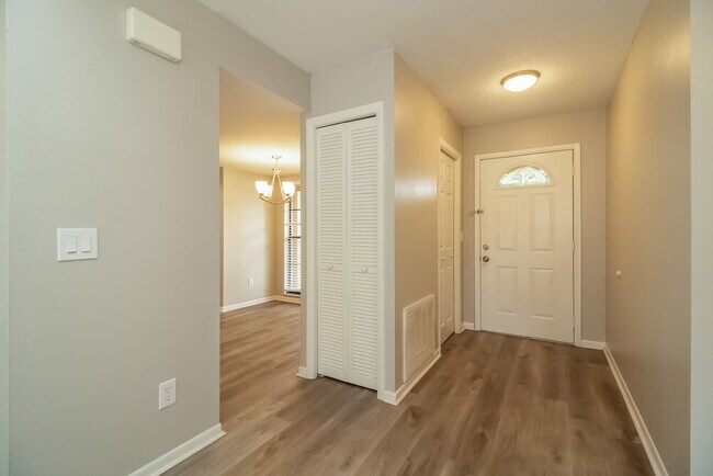 Foto del edificio - 831 Sunridge Point Dr