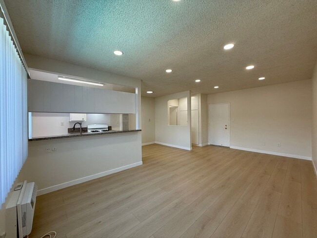 Foto del edificio - 5461 Kester Ave