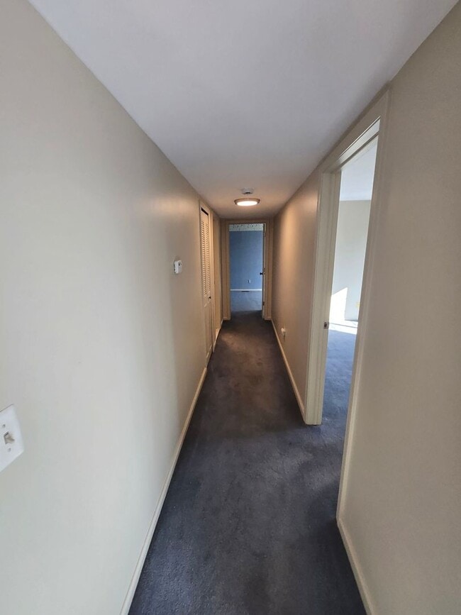 Building Photo - 2 BEDROOM CONDO IN ROCHESTER