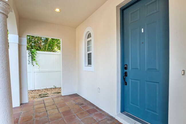 Foto del edificio - Mediterranean style 3 Bed, 2 Bath, Townhom...