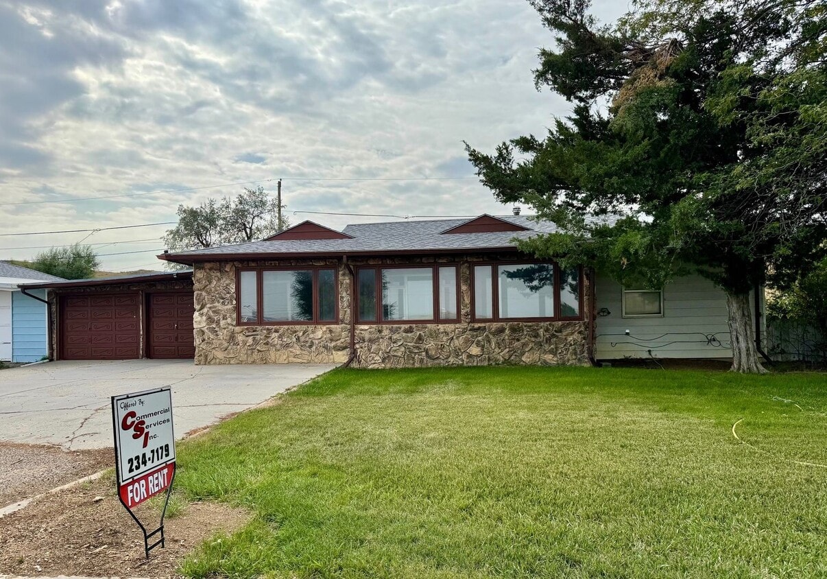 Primary Photo - Roomy 3 bedroom, 2 bath with double garage