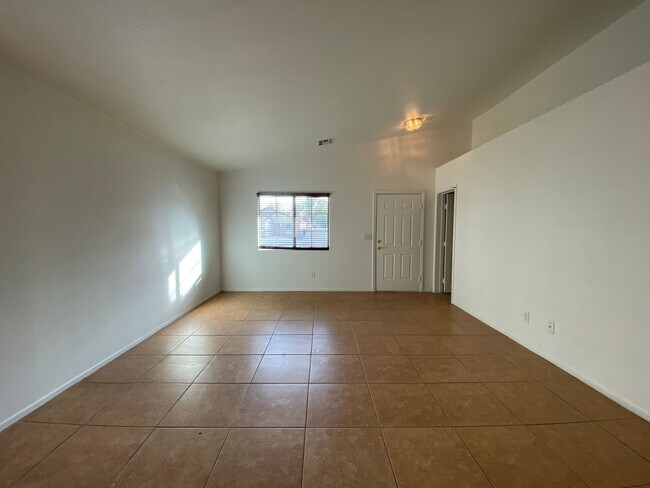 Foto del edificio - HOME FOR RENT