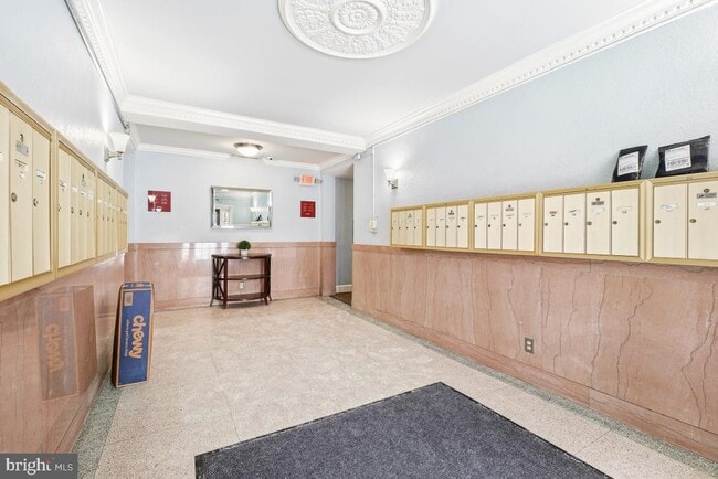 Building Photo - 906 S Washington St