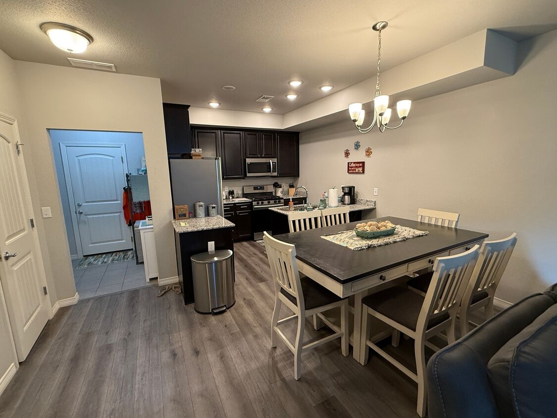 Primary Photo - Amazing 3 Bedroom Townhome, Furnished or U...
