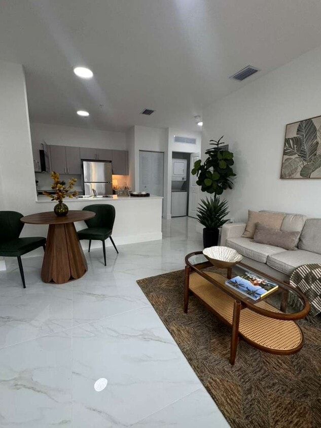 Foto principal - 943 W 67th St