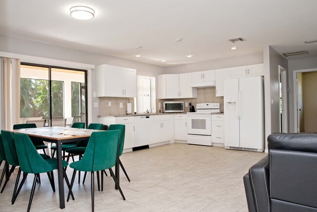 Building Photo - 722 SE Thanksgiving Ave