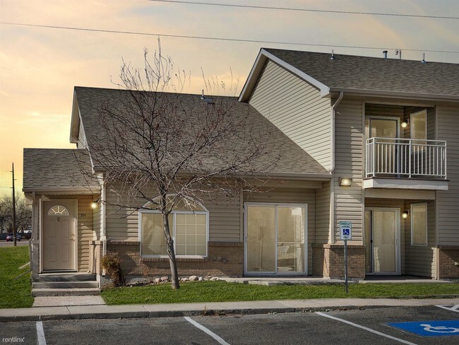 Building Photo - 940 W College Dr