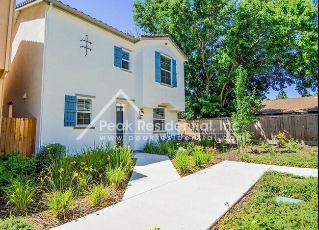 Building Photo - Updated Villa Terrazza 3bd/2.5ba Home with...