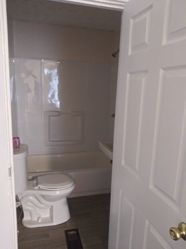 Building Photo - 2 BR 1.5 Bath