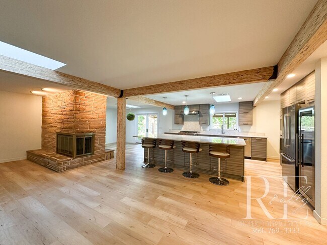 Foto del edificio - Mid-Century Modern Dream Home with Chef’s ...