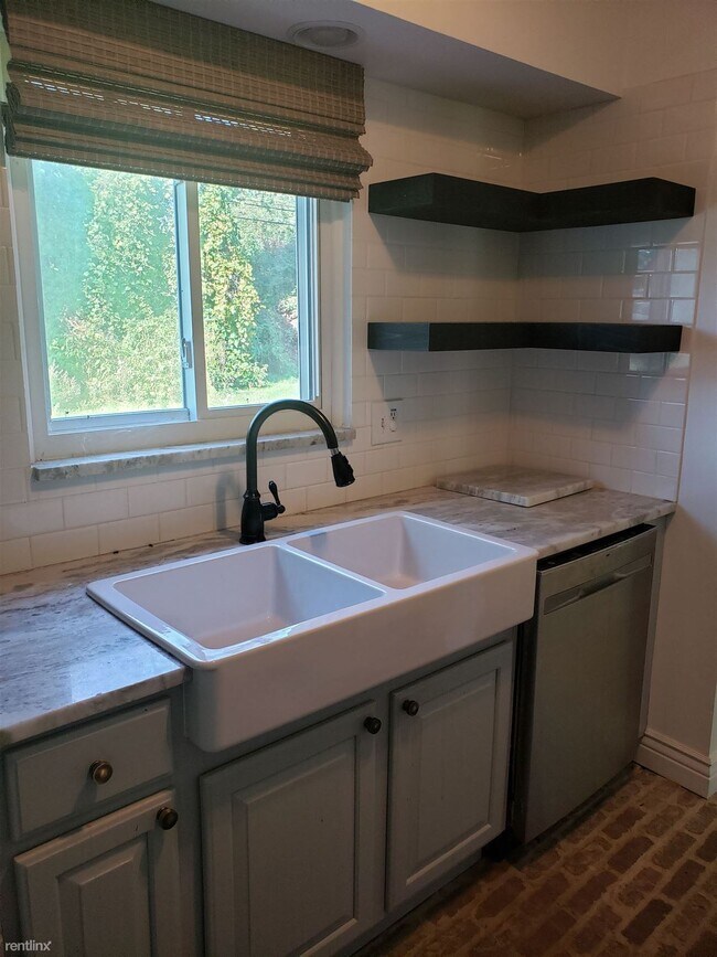 Building Photo - 4 br, 2.5 bath House - 2884 Hawks Rd