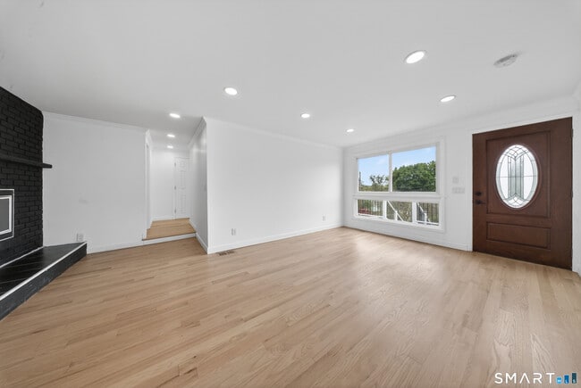 Building Photo - 207 Hillcrest Rd