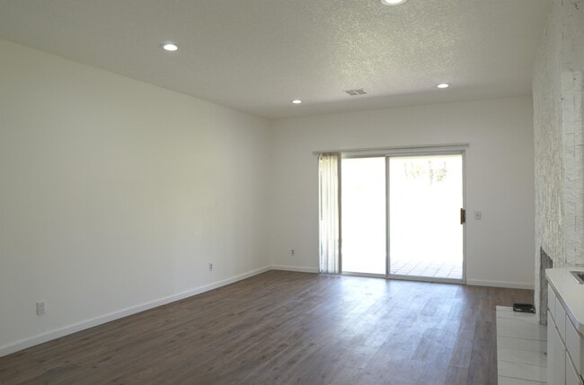 Building Photo - 259 Desert Falls Dr E