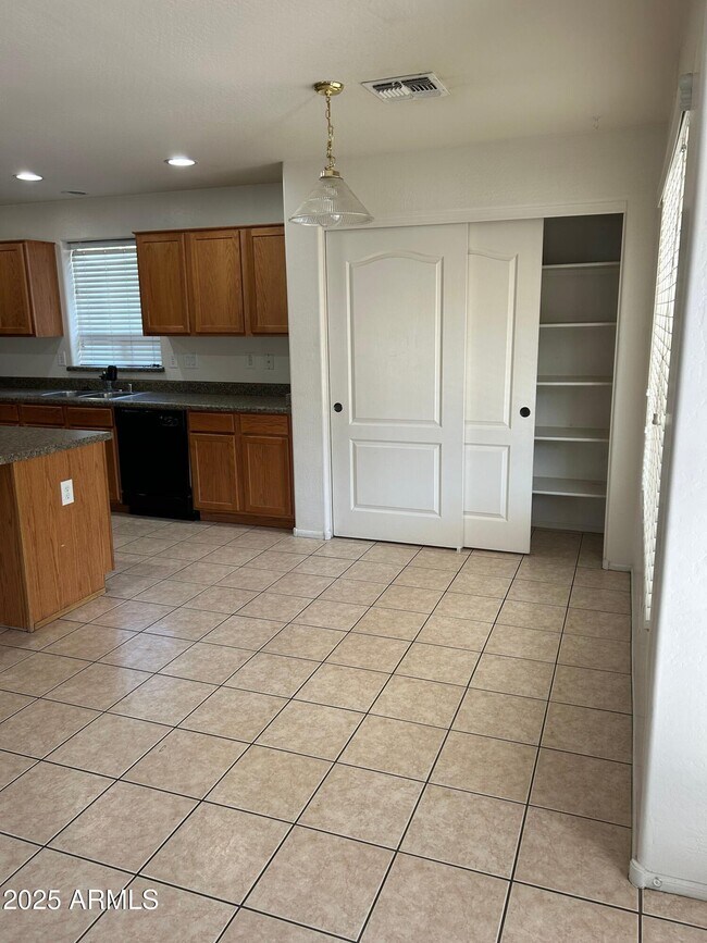 Foto del edificio - 41315 W Walker Wy