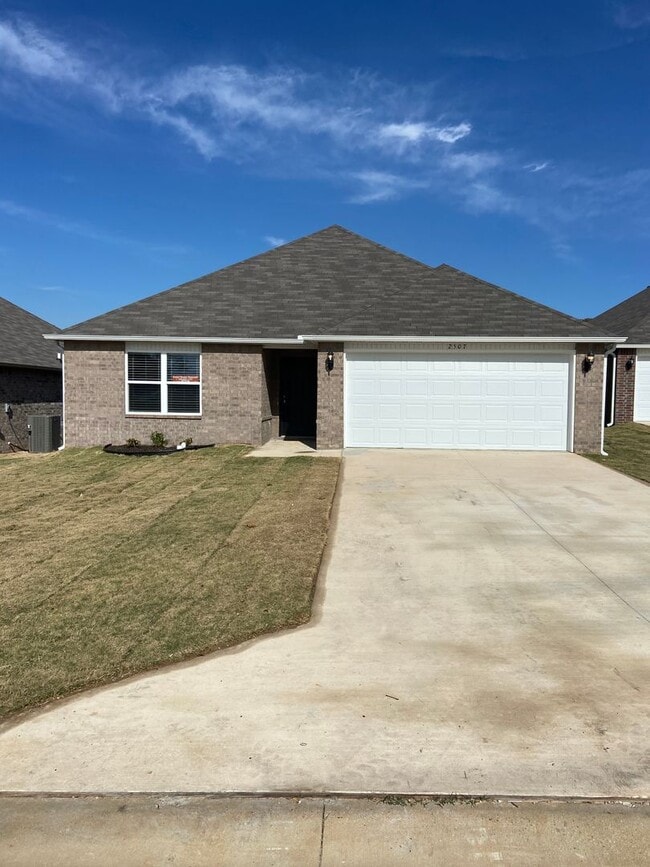 Building Photo - *Pre-leasing* Three Bedroom | Two Bathroom...