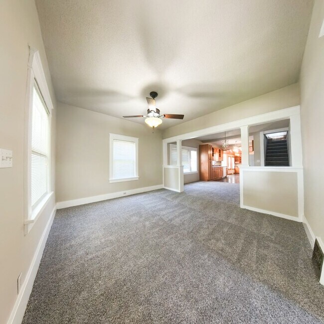 Foto del edificio - Newly updated 5 bedroom 2 bathroom home