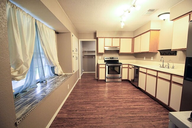 Building Photo - 3 BD 2 BA AVAILABLE NOW!! NEAR LOOKOUT RD