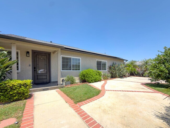 Foto del edificio - Resort Style 3Bed/3Bath in Northridge!