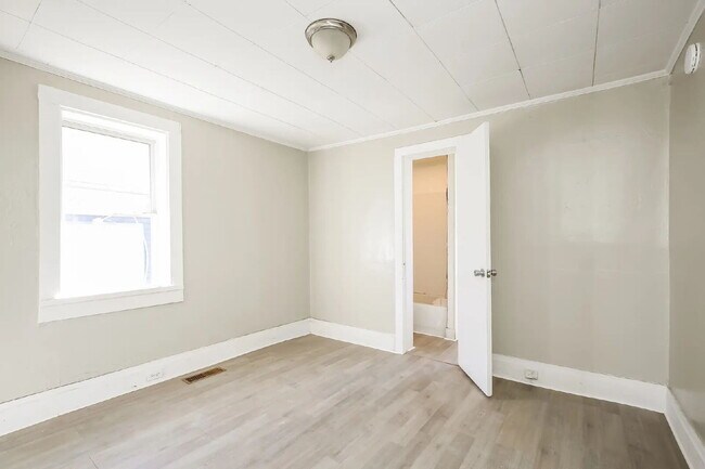 Foto del edificio - Charming 2-Bed, 1 Bath home with central HVAC and a Large Back yard!