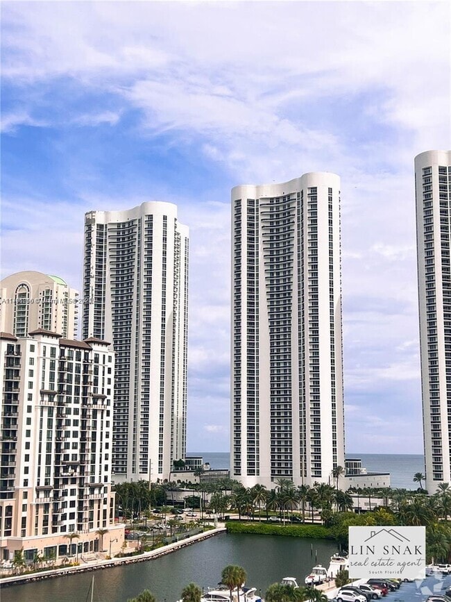 Building Photo - 300 Bayview Dr