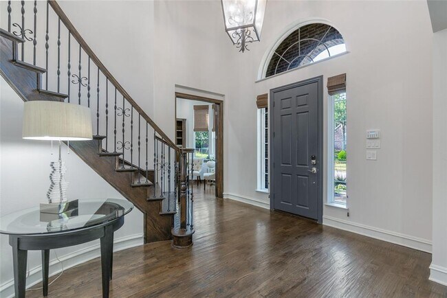 Foto del edificio - 5327 Elm Spring Ln