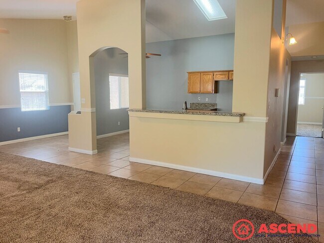 Foto del edificio - 3 Bedroom Home In Southwest Bakersfield!