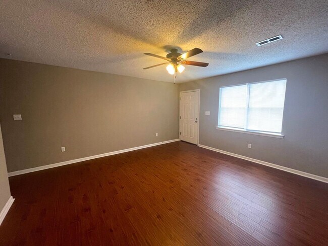 Foto del edificio - PRE-LEASING AUGUST 7TH, 2026! 1/2 OFF DEPOSIT SPECIAL!