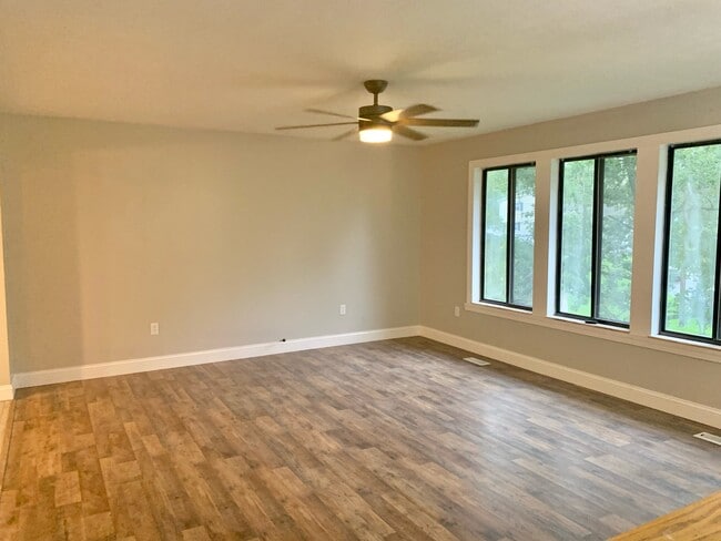 Building Photo - 5461 Shawnee Cir