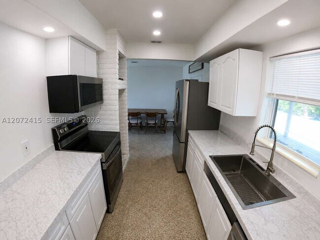 Foto del edificio - 13330 NE 3rd Ct