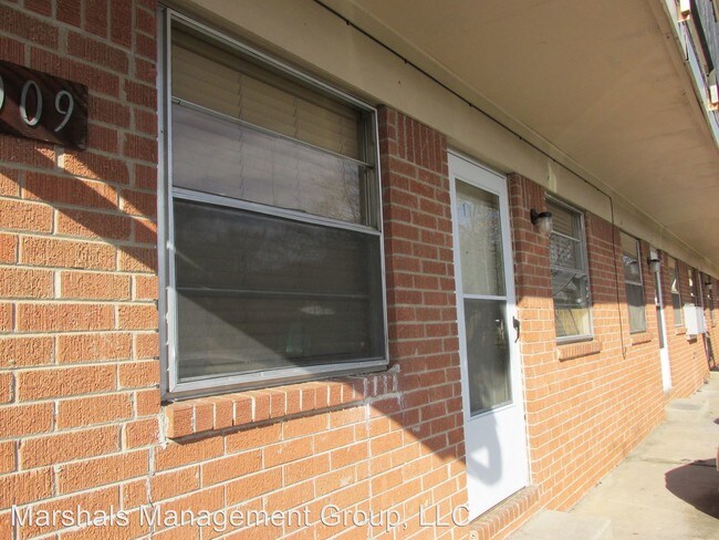 Foto del edificio - 1 br, 1 bath Apartment - 3009 S. QUINCY 1-8