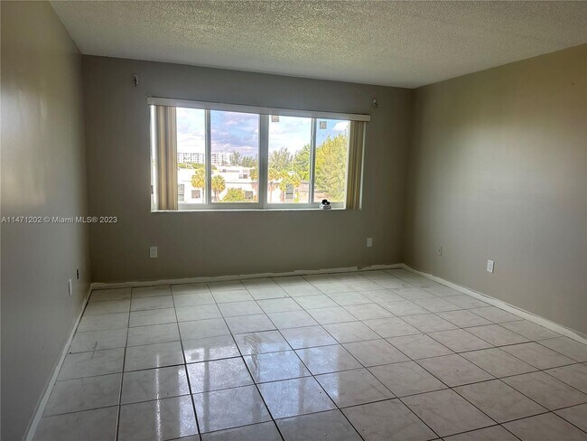 Foto del edificio - 14840 Naranja Lakes Blvd