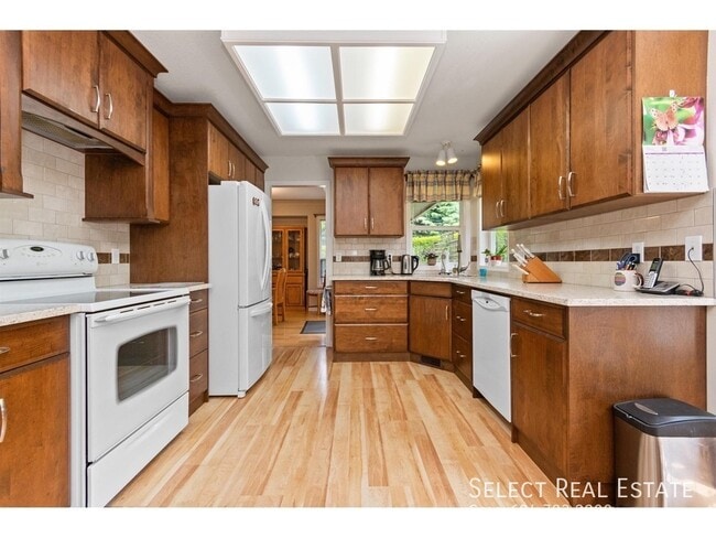 Building Photo - 46660 Sylvan Dr