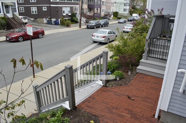 Foto del edificio - Large Townhome in Brighton, In-Unit Washer...