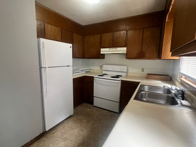 Building Photo - 3208 Crestwood Dr