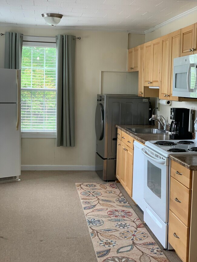 Amplia cocina comedor - 207 Andover St