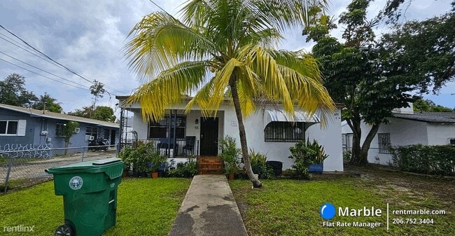 Building Photo - 1 br, 1 bath Townhome - 55 NE 69TH St Unit C