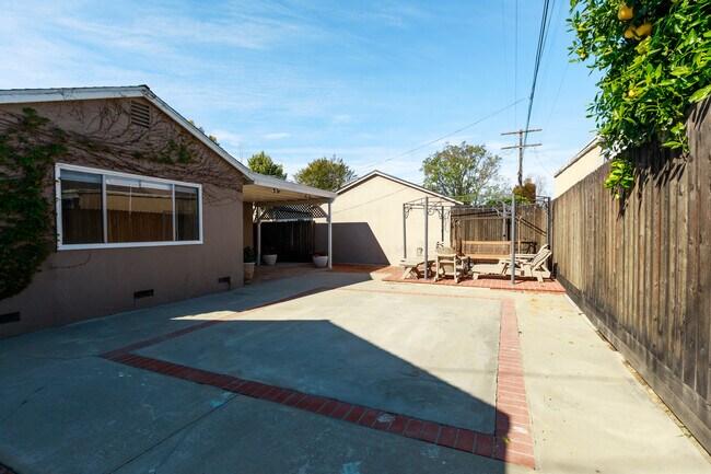 Foto del edificio - 13921 Hesby St