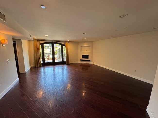 Building Photo - 1636 S Beverly Glen Blvd