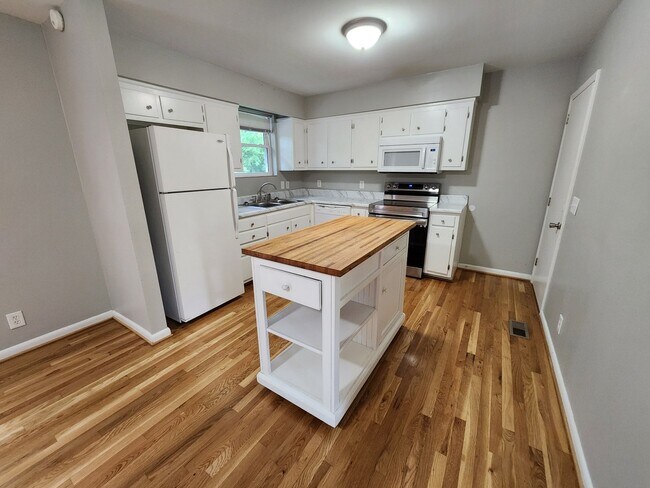 Foto del edificio - COMING SOON... Spacious 3R/1.5BA in Wilson...