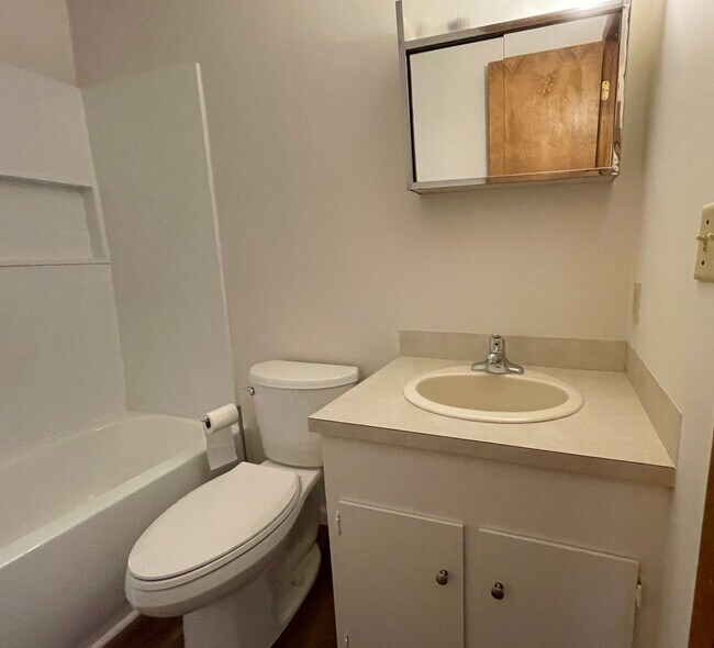 Foto del edificio - Freshly Renovated 1 bedroom convenient to 40, lovely wooded setting