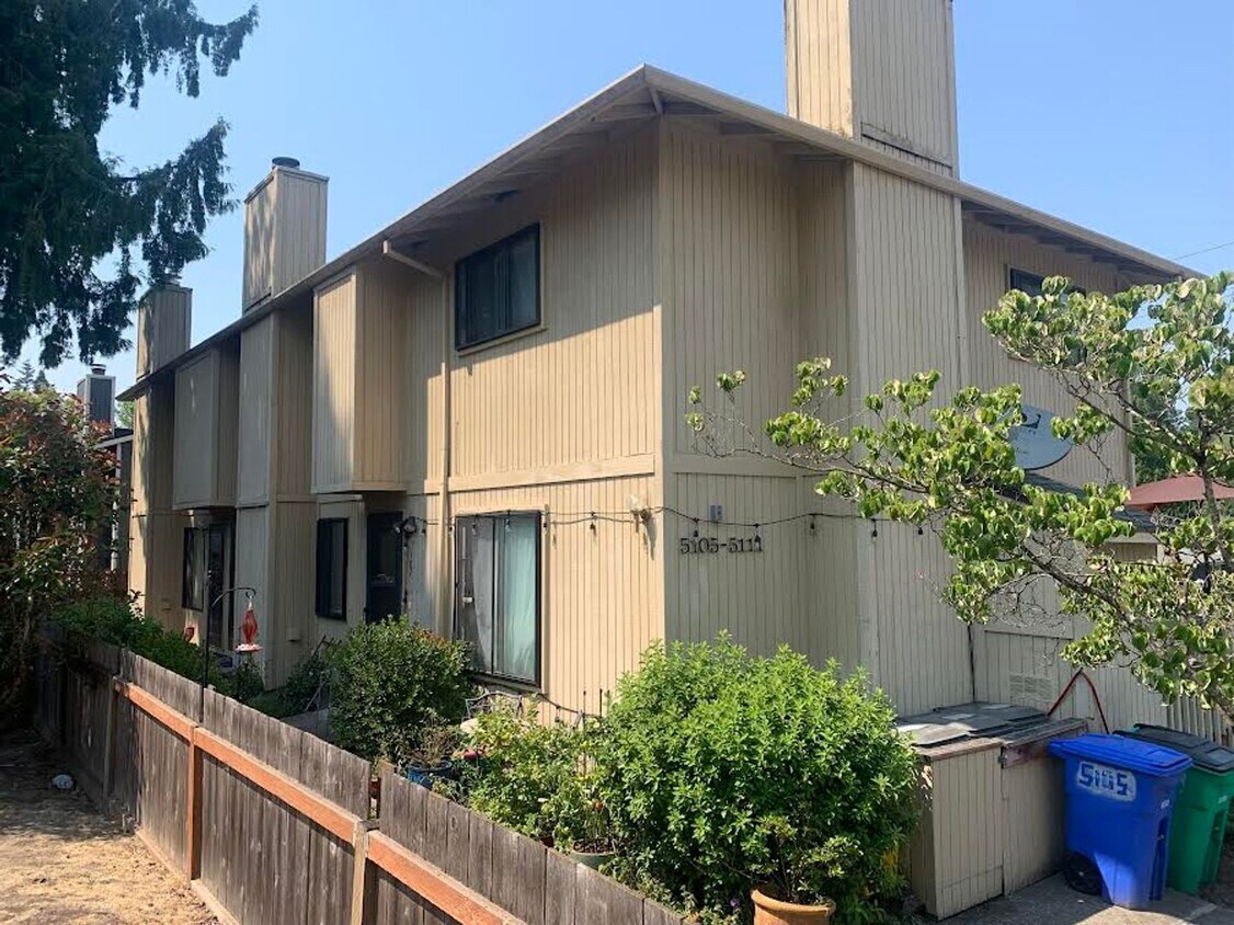 Foto principal - Recently Renovated Raleigh Hills Townhouse