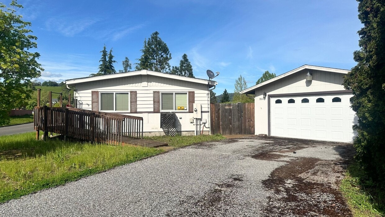 Primary Photo - ~2 Bedroom 2 Bath Home in Green~