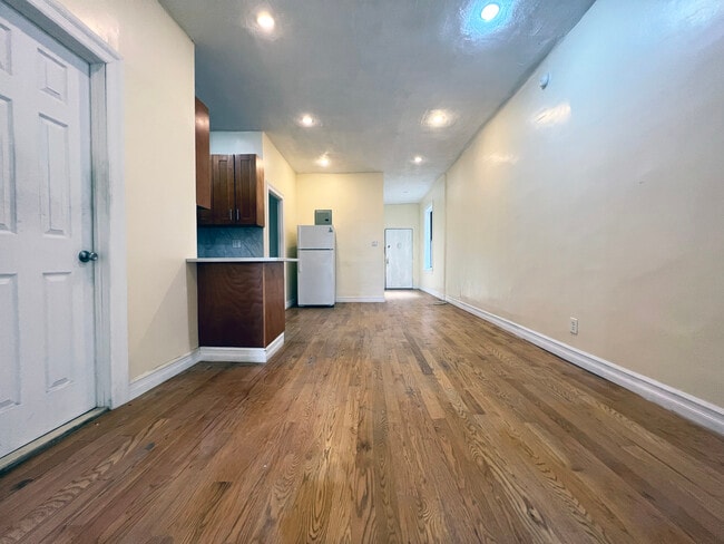 Building Photo - 860 Riverside Dr